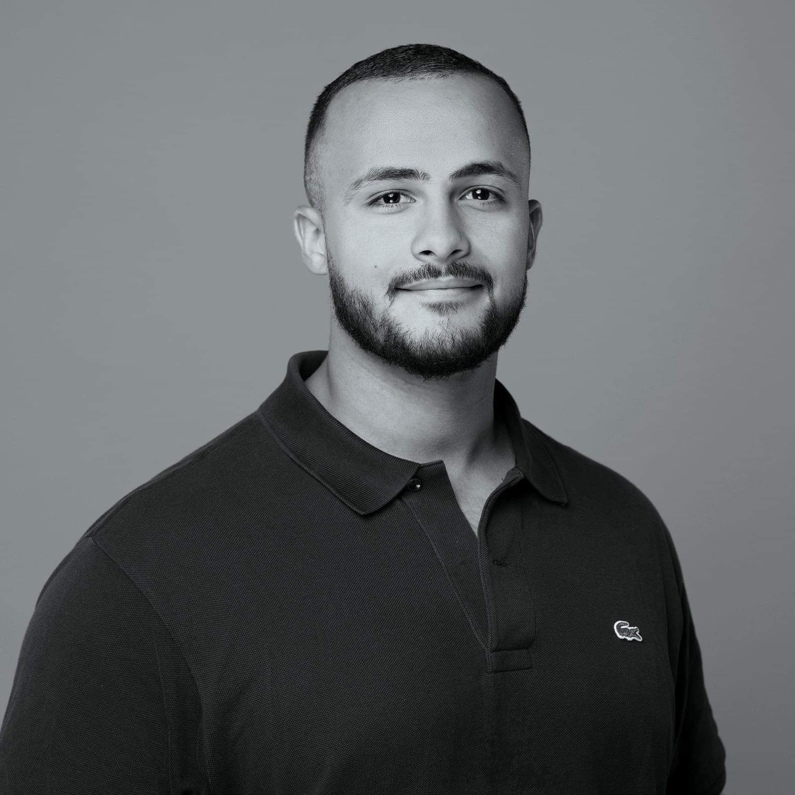 Mansour Seydi, fondateur de KSP Consulting, photographié en noir et blanc.